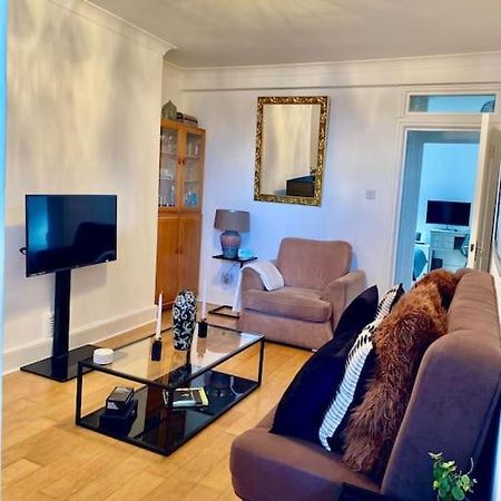 2 Bedroom Flat In Camberwell Green - Central Location With Excellent Connections To Tourist Attractions And Main London Airports Екстер'єр фото