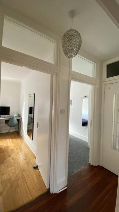 2 Bedroom Flat In Camberwell Green - Central Location With Excellent Connections To Tourist Attractions And Main London Airports Екстер'єр фото