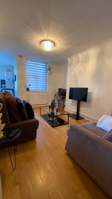 2 Bedroom Flat In Camberwell Green - Central Location With Excellent Connections To Tourist Attractions And Main London Airports Екстер'єр фото