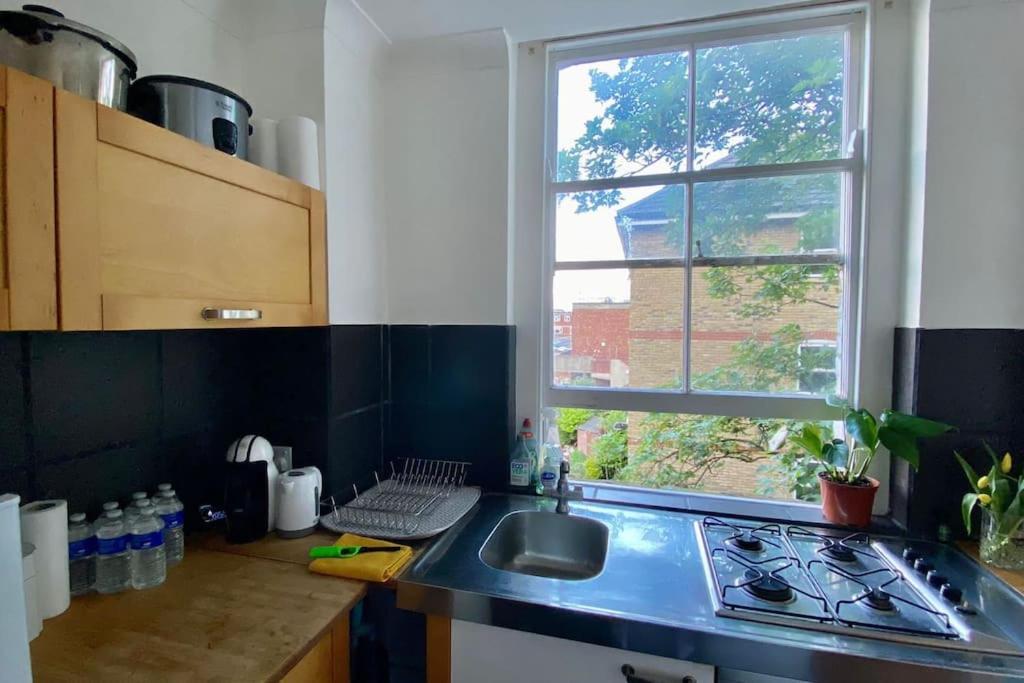 2 Bedroom Flat In Camberwell Green - Central Location With Excellent Connections To Tourist Attractions And Main London Airports Екстер'єр фото