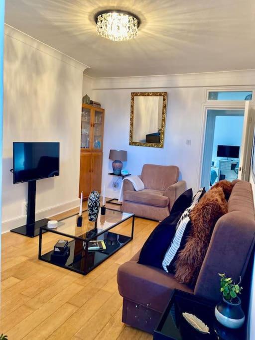 2 Bedroom Flat In Camberwell Green - Central Location With Excellent Connections To Tourist Attractions And Main London Airports Екстер'єр фото