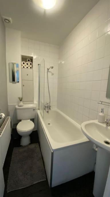 2 Bedroom Flat In Camberwell Green - Central Location With Excellent Connections To Tourist Attractions And Main London Airports Екстер'єр фото