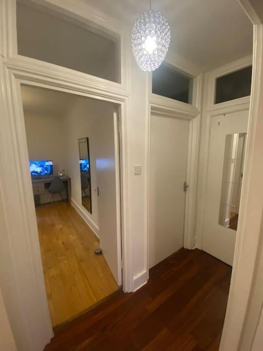 2 Bedroom Flat In Camberwell Green - Central Location With Excellent Connections To Tourist Attractions And Main London Airports Екстер'єр фото