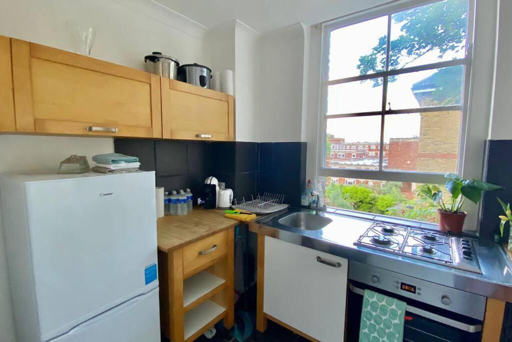 2 Bedroom Flat In Camberwell Green - Central Location With Excellent Connections To Tourist Attractions And Main London Airports Екстер'єр фото