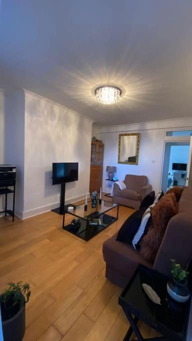 2 Bedroom Flat In Camberwell Green - Central Location With Excellent Connections To Tourist Attractions And Main London Airports Екстер'єр фото